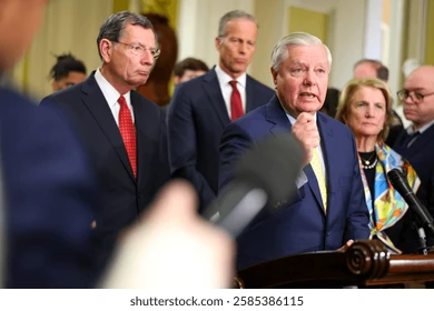 SenateOhioClock's tweet image. Senator Graham tip after talking to Trump: "If you own property in Venezuela, it's time to sell. Tough luck if it's a #timeshare." viviun.com/venezuela-vaca…