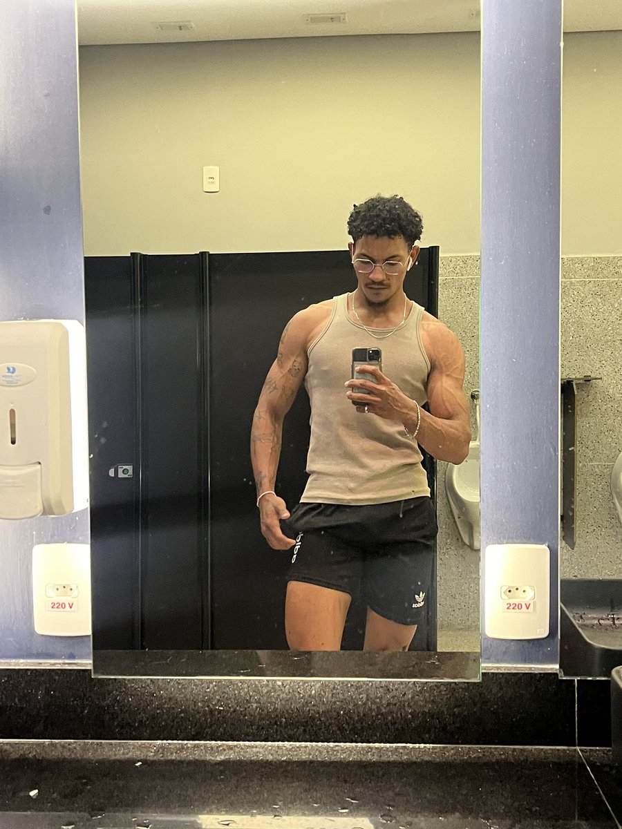 httpskaike's tweet image. Treinei peito e quis mostrar a perna???