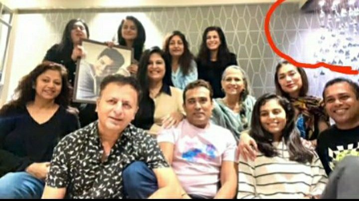 JhumeTahamina's tweet photo. Last year #RitaMaa celebrated his birthday along with family... 

The family frame❤️

#HBDSidharthShukla
#SidharthShukla  #SidHearts https://t.co/L4vOwhwJcO
