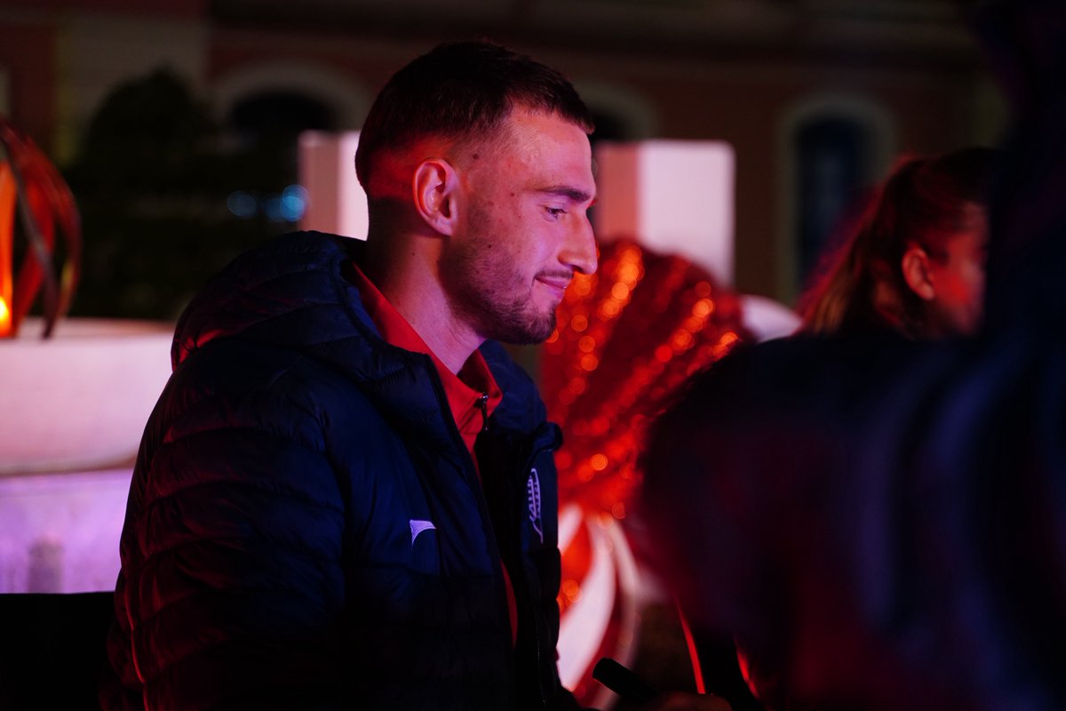 🎄📸 Los primeros murcianistas ya están recibiendo sus firmas y fotos en la sesión especial del Mercadillo Navideño de la Glorieta de España.

¡Gracias por acercaros y vivir la Navidad Murcianista con nosotros! ❤️