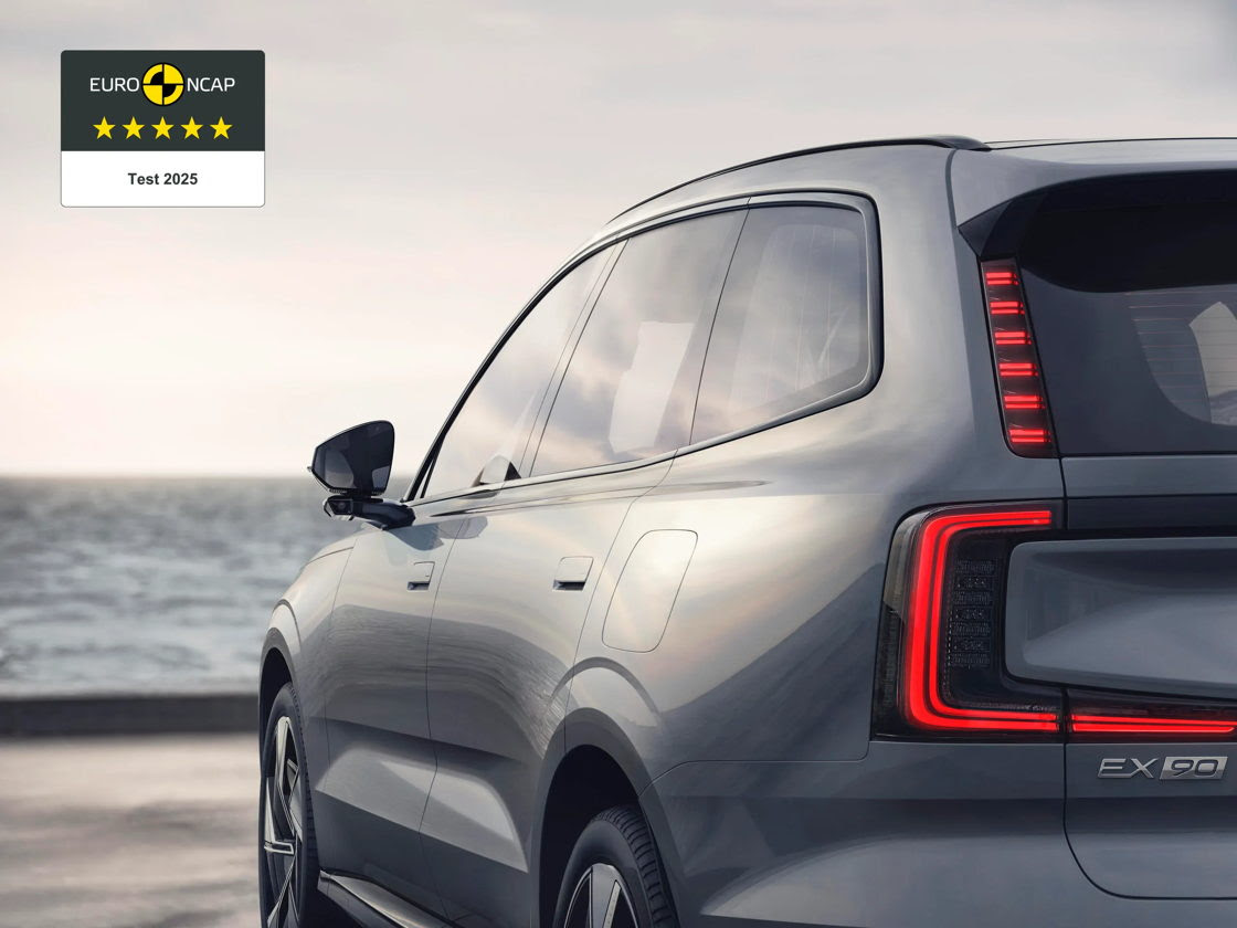 FormulaAutoFM's tweet image. El Volvo EX90 obtuvo la máxima calificación de cinco estrellas en Euro NCAP, destacando por su alta protección para adultos y niños. Su tecnología preventiva, basada en décadas de investigación en accidentes reales, lo coloca entre los SUVs eléctricos más seguros del año.