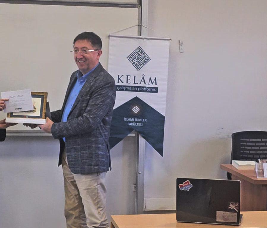 “Yapay Zekâ ve İslâm” başlıklı konferansımızı bugün, Prof. Dr. Mehmet Bülgen hocamızın kıymetli katkılarıyla gerçekleştirdik.
Programa ilgi gösteren tüm katılımcılarımıza teşekkür ederiz. 🌷

Etkinliğimizde, katılımcılarımız arasından yapılan çekilişle hocamızın “Yapay Zekâ ve