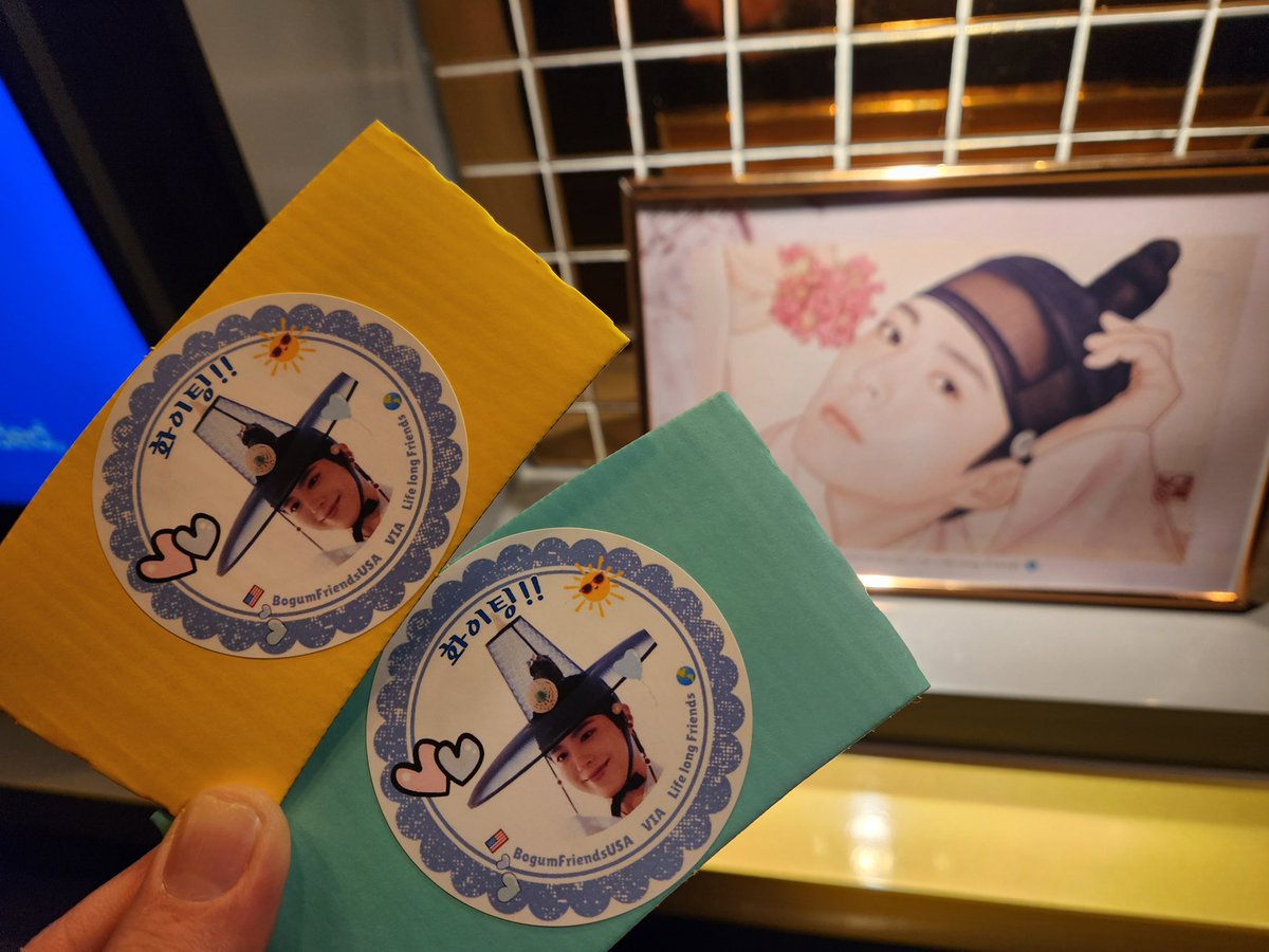 youcanfindlynn's tweet photo. Support started at 10PM, it was really dark with no power on site 

Thanks a lot to our supplier who helped us to finish this support in the cold winter night.

Cheer up to @BOGUMMY and all the staff for “Canvas of blood”.

Hope our little support did warm you up a bit.

12.11.2025 Support for “Canvas of Blood” ♥️🫶

#박보검 
#ParkBoGum
 #パクボゴム
#朴寶劍