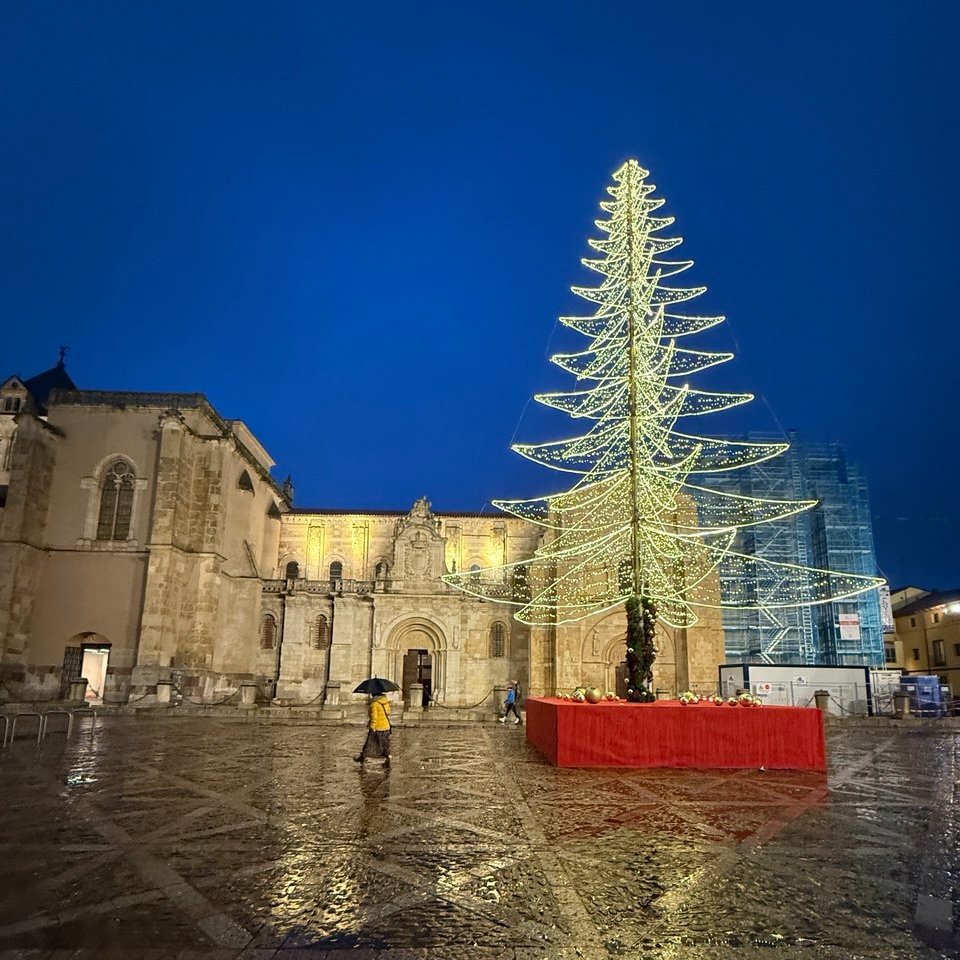 La plaza de San Isidoro es nuestro punto de encuentro. #Buenasnoches🌏 desde #LeónEsp
#Felizdescanso💫

#AyuntamientodeLeón #LeónEspaña