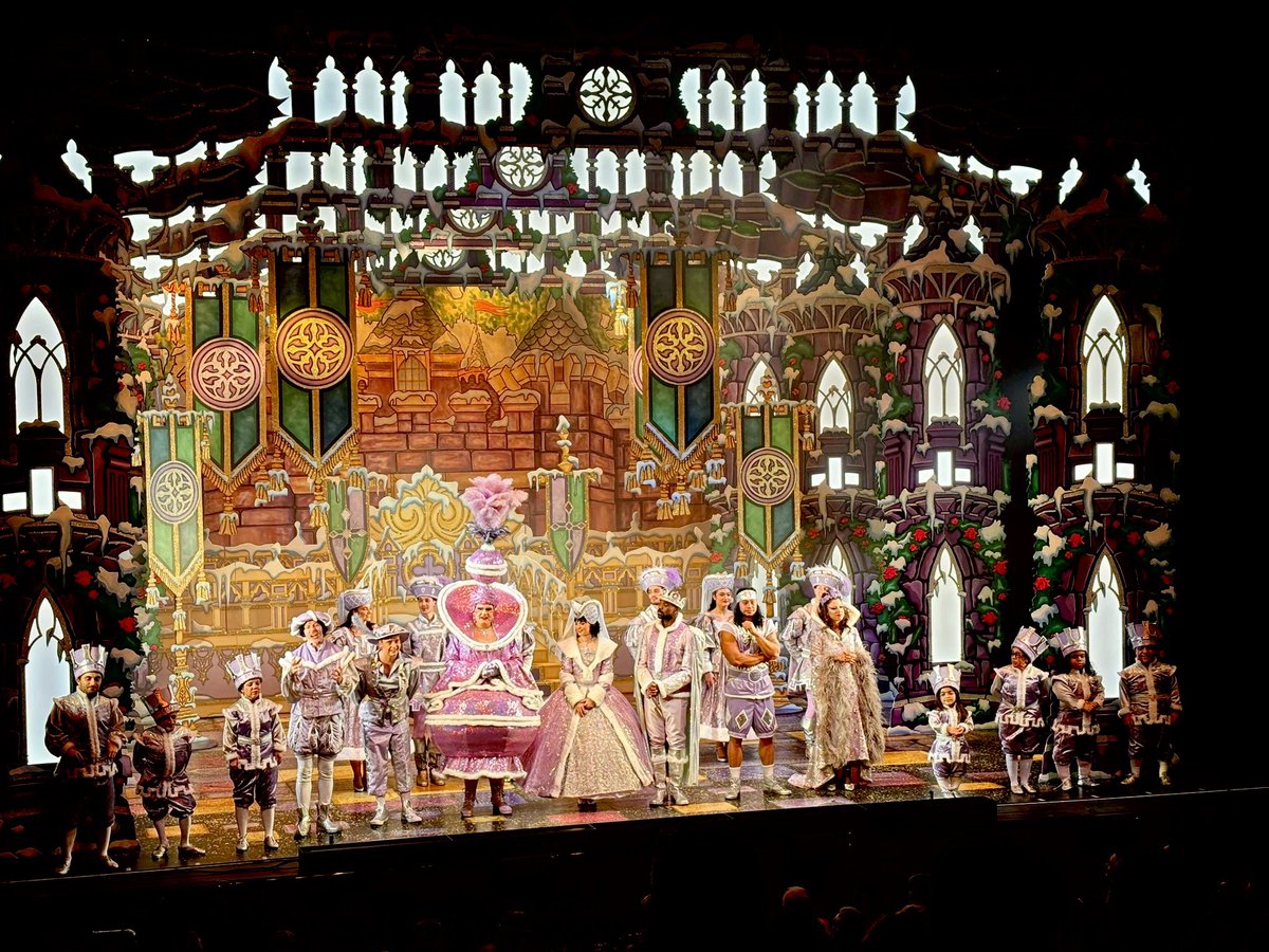 OrielHighSchool's tweet image. We’ve had two fantastic groups go to the @thehawthcrawley the week to see the awesome pantomime Snow White &amp;amp; the Seven Dwarves. Our students loved the show and had a brilliant time (oh no they didn’t;……….. oh yes they did!!!!) 😉💜😀 #PantoTime #ChristmasIsComing  #TheHawth