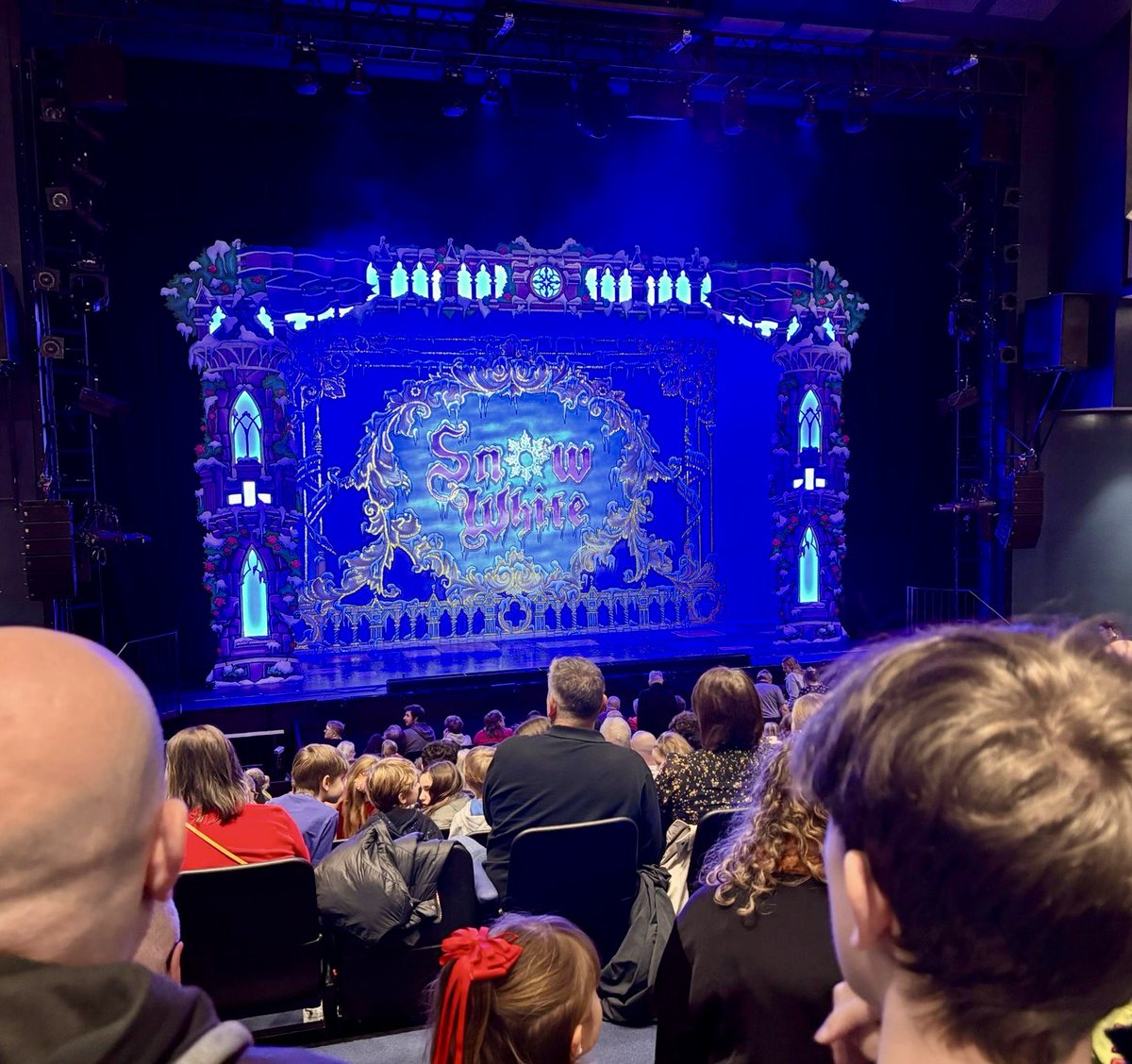 OrielHighSchool's tweet image. We’ve had two fantastic groups go to the @thehawthcrawley the week to see the awesome pantomime Snow White &amp;amp; the Seven Dwarves. Our students loved the show and had a brilliant time (oh no they didn’t;……….. oh yes they did!!!!) 😉💜😀 #PantoTime #ChristmasIsComing  #TheHawth