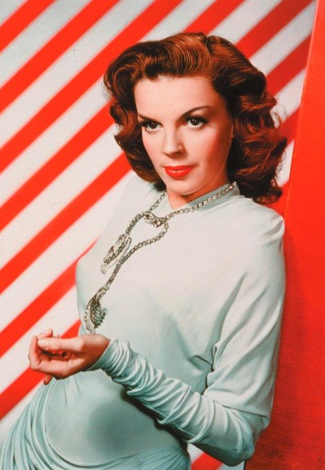 iShowTunes's tweet photo. Just stay with me
Till after the Holidays
I know it's hard but try
Try to pretend till New Years
Then we can say Goodbye - #JohnMeyer
#JudyGarland #Christmas #MerryChristmas #AfterTheHolidays https://t.co/e44Rr5tFII