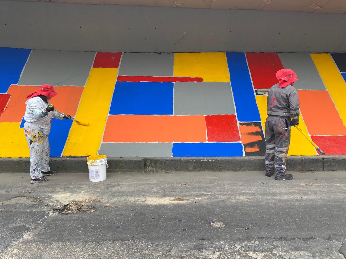 MiEspacioesBog's tweet image. 📍 Bajopuente de la calle 42 con Av. NQS

En #BogotáMiCiudadMiCasa, a través de #TransformACCIÓN 2.0, intervenimos y revitalizamos este espacio con labores de limpieza, pintura y la creación de figuras simétricas que le dan color, vida y orden al espacio público.
#AquiSiPasa