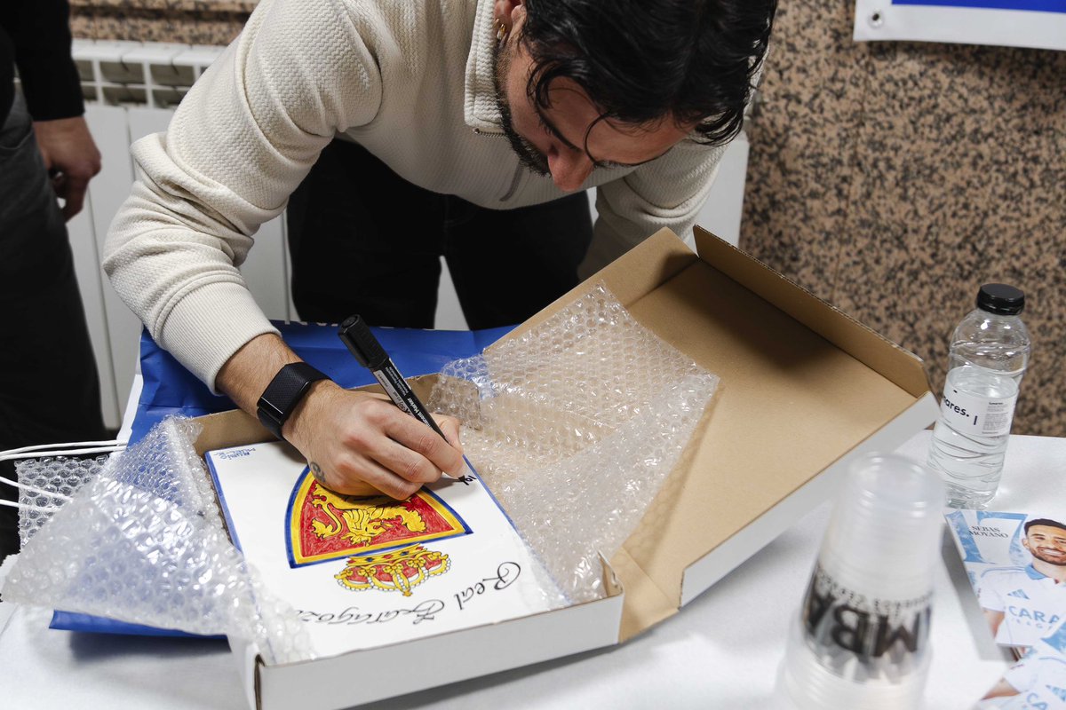 Ayer estuvimos en la celebración del X aniversario de la PZ Fuendejalón Alberto Belsue como invitado de honor el jugador Sebas Moyano 

Gran tarde Zaragocista!! 

#UniversoPeñista #ZaragozaNuncaSeRinde