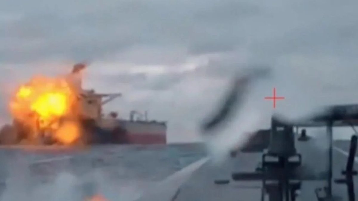 MASAOMORITR's tweet photo. #SchwarzesMeer Die #Ukraine hat erneut einen #Supertanker der Suez - Max Klasse im ⬛️ Meer mit zwei Sea-Baby USV angegriffen. Der Angriff auf die #DASHAN fand in der #AWZ der Ukraine ,rechtlich außerhalb der Hoheitsgewässer statt.
@Grnfink2 @SvenReh @DarthFreder @TCGFenerant @YankiBagcioglu @hansdampf @kaikowsky