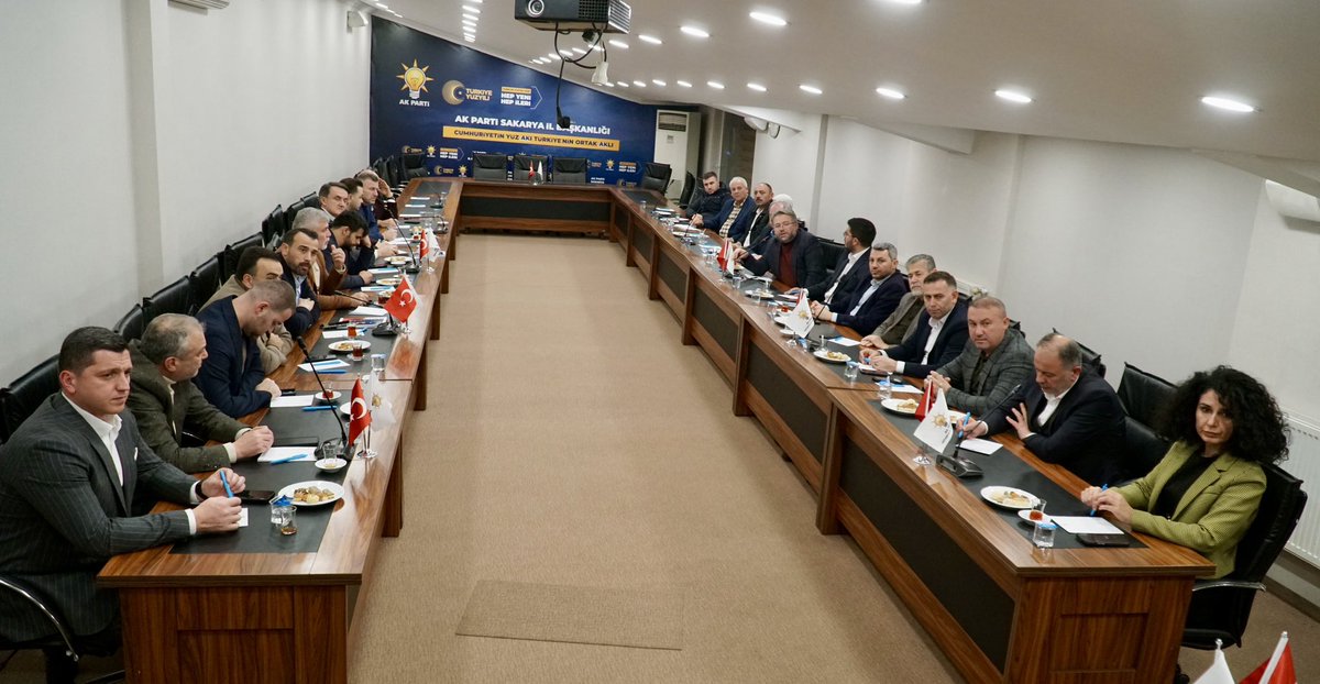 İlçe Başkanları İstişare ve Değerlendirme Toplantımızı İl Başkanlığımızda gerçekleştirdik.

İl Başkan Yardımcılarımız ve 16 İlçe Başkanımızla birlikte gündemdeki konuları, kış ayı çalışma takvimimizi, yeni üye çalışmalarımızı ve saha faaliyetlerimizi detaylı bir şekilde