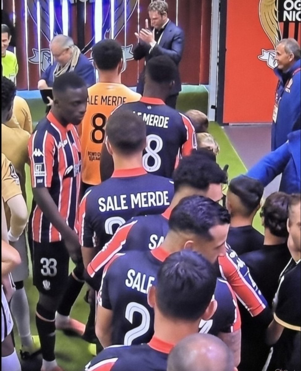 MercatoPlein's tweet photo. 🚨🚨 LES JOUEURS NIÇOIS PORTERONT UN FLOCAGE "𝗦𝗔𝗟𝗘 𝗠𝗘𝗥𝗗𝗘" LORS DE LA 2EME MI-TEMPS ! 🤯🔴⚫

(📸 Deoxys forme défense)
#OGCNice https://t.co/lq3AwXgW7B