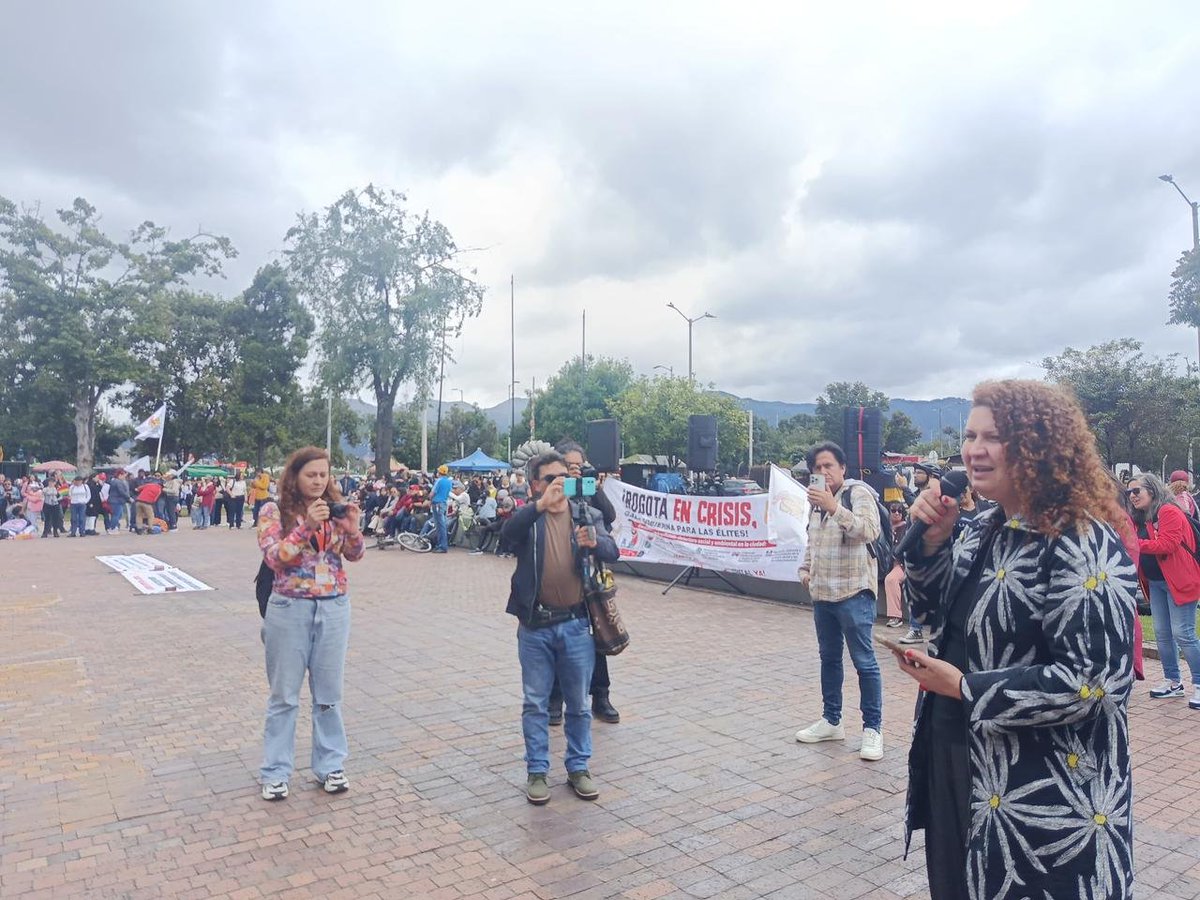 Donka_At's tweet photo. Estuvimos junto con los y las docentes del distrito y la @adebogota  en el mitin convocado contra las arbitrariedades del distrito en asuntos de educación: una circular que traslada a docentes orientadores, remesones de rectores (como en el caso del Colegio Bolivia), la no prorrogación de vinculaciones como retaliacion  a la participación en protestas (como el caso de la profe Gloria Andrea Portilla), la mala interpretación de normativas (como en el caso del Profe Jorge Rodríguez, en huelga de hambre), el bando no de las aulas de apoyo pedagógico sin procesos de transición, la vulneración al derecho a la educación de la primera infancia… la falta de diálogo y de concertación y la imposición han marcado la ruta de la educación en la administración de @CarlosFGalan . Crece la arbitrariedad, crece la movilización.

Respaldamos plenamente la lucha del gremio docente en Bogotá, necesitamos una educación digna y democrática. 

#enBogotaNoPasa
#LaOrientaciónEscolarSeRespeta

@fecode @RedLaRoja1 @TJER2016  @IsabelSegoviaO @MSilvaMoyano @DanielRMed