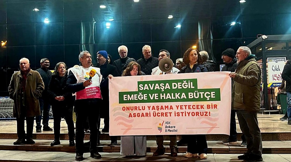 📍Batıkent

Bugün emekten ve halktan yana bir bütçe için basın açıklamamızda biraraya geldik. Yoksulluğun, işsizliğin, açlığın karşısında barışın ve demokratik toplumun sesini yükseltmeye devam edeceğiz.

Savaşa değil emekçiye bütçe!