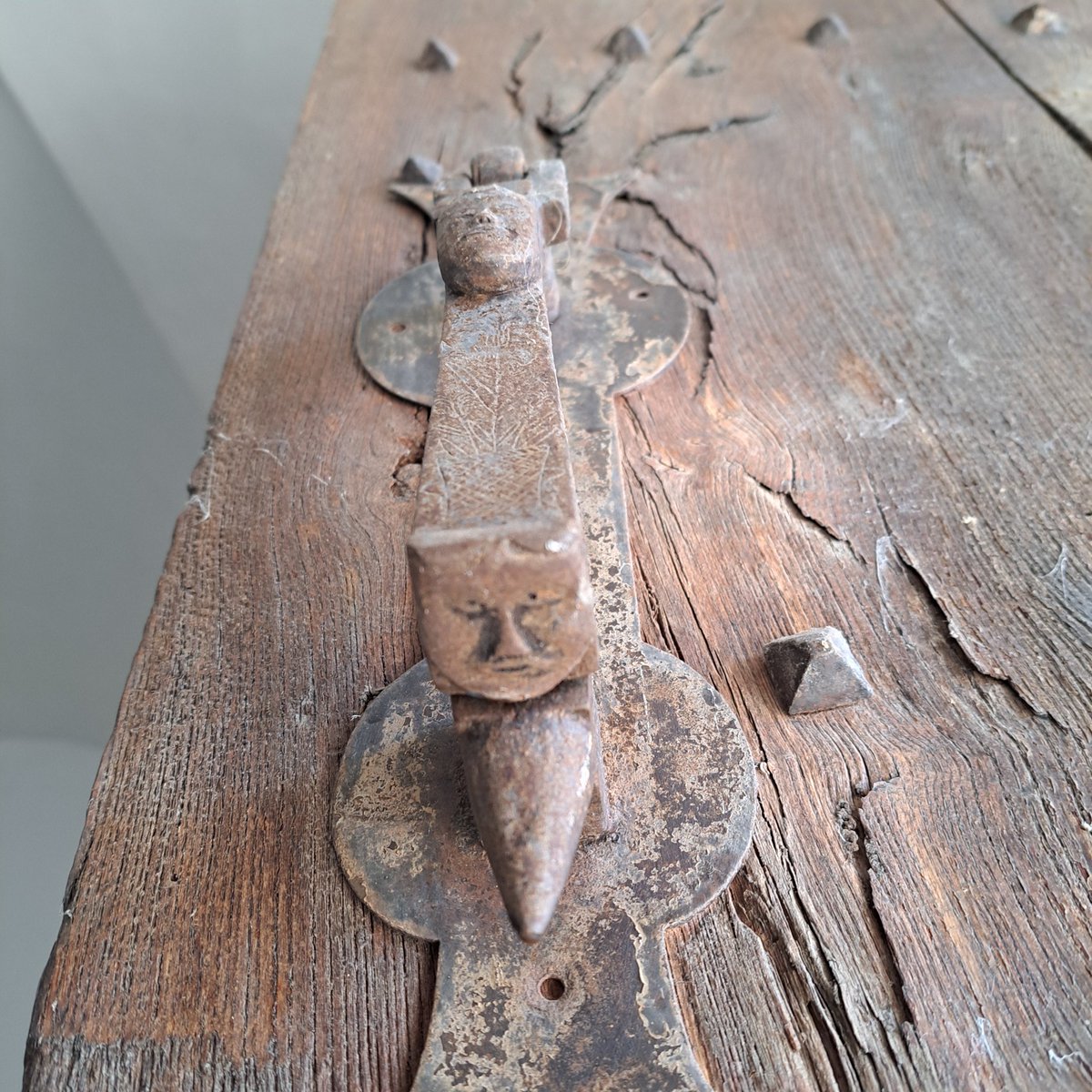 Antigament es protegien les cases amb elements que es creia que foragitaven el mal. Les carasses que incorpora aquest picaporta del segle XVIII en són un bon exemple.