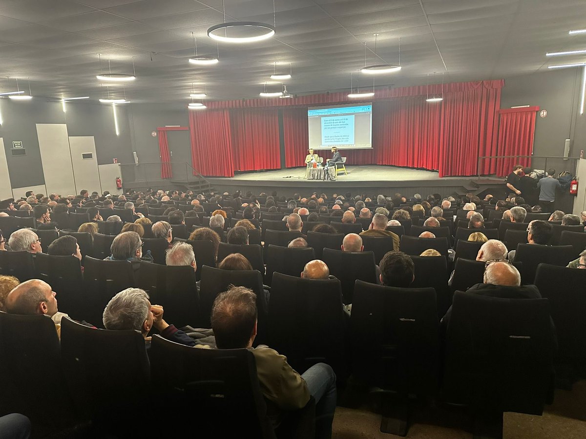 Ayer en Bilbao llenamos esto. 350 personas.
Fue hermoso.
Unas feministas repartieron pasquines en la puerta, muy educadamente.
Nos vemos el 17 en Murcia.