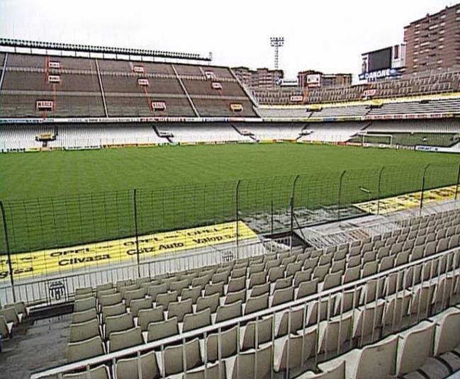 Os acordáis de aquellas vallas verdes que doblábamos para saltar al campo?
Cuando las quitaron fueron donadas a una sociedad protectora de animales de Paterna. No sé si notarían mucha diferencia entre los animales y nosotros. 😂
Lo podéis leer en 👉🏼 amzn.eu/d/9W1c27y