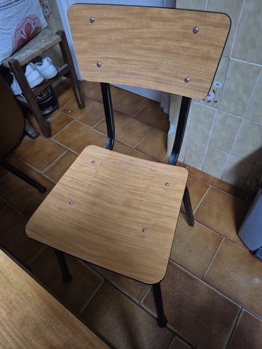 Celemo135's tweet photo. @TeamHeretics @noblechairs @noblechairsES A ver si cambiamos silla @Caammii2323 🫢🫢 https://t.co/4bucdUmkkn