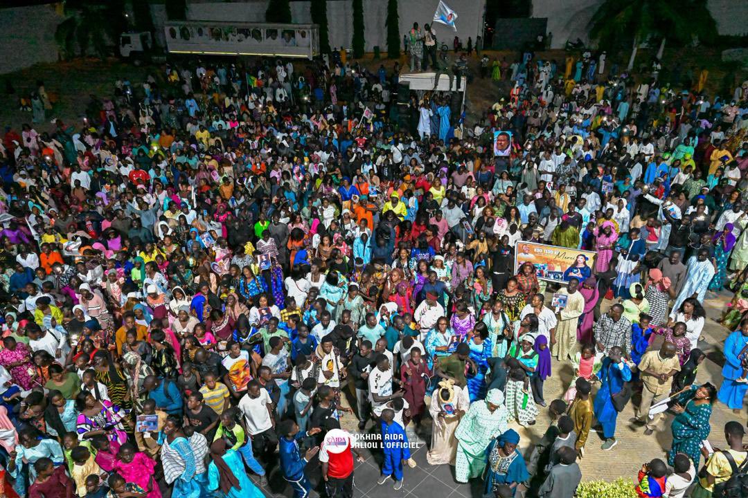 SokhnaAida_Off's tweet photo. Après mon séjour au Congo, où j’ai eu l’honneur d’être invitée d’honneur à la 30e session des Vendredis de Carrefour, j’ai retrouvé aujourd’hui mon pays, le Sénégal.

À mon arrivée, j’ai été profondément touchée par l’accueil chaleureux que m’ont réservé les disciples les THIANTAKONE de YESSAL GUI Voir cette foule de talibés venus prier, chanter et exprimer leur affection m’a remplie de gratitude.

De l’aéroport jusqu’à ma demeure à Thiofel, à Madinatou Salam, j’ai ressenti une immense ferveur et une unité qui témoignent de la grandeur de notre communauté.

Ce retour marque la fin d’une mission réussie au Congo, mais surtout la continuité de mon engagement auprès de vous. Puisse Allah nous guider, nous unir et bénir chacun de vos efforts.

Que la paix et la lumière soient avec vous.
