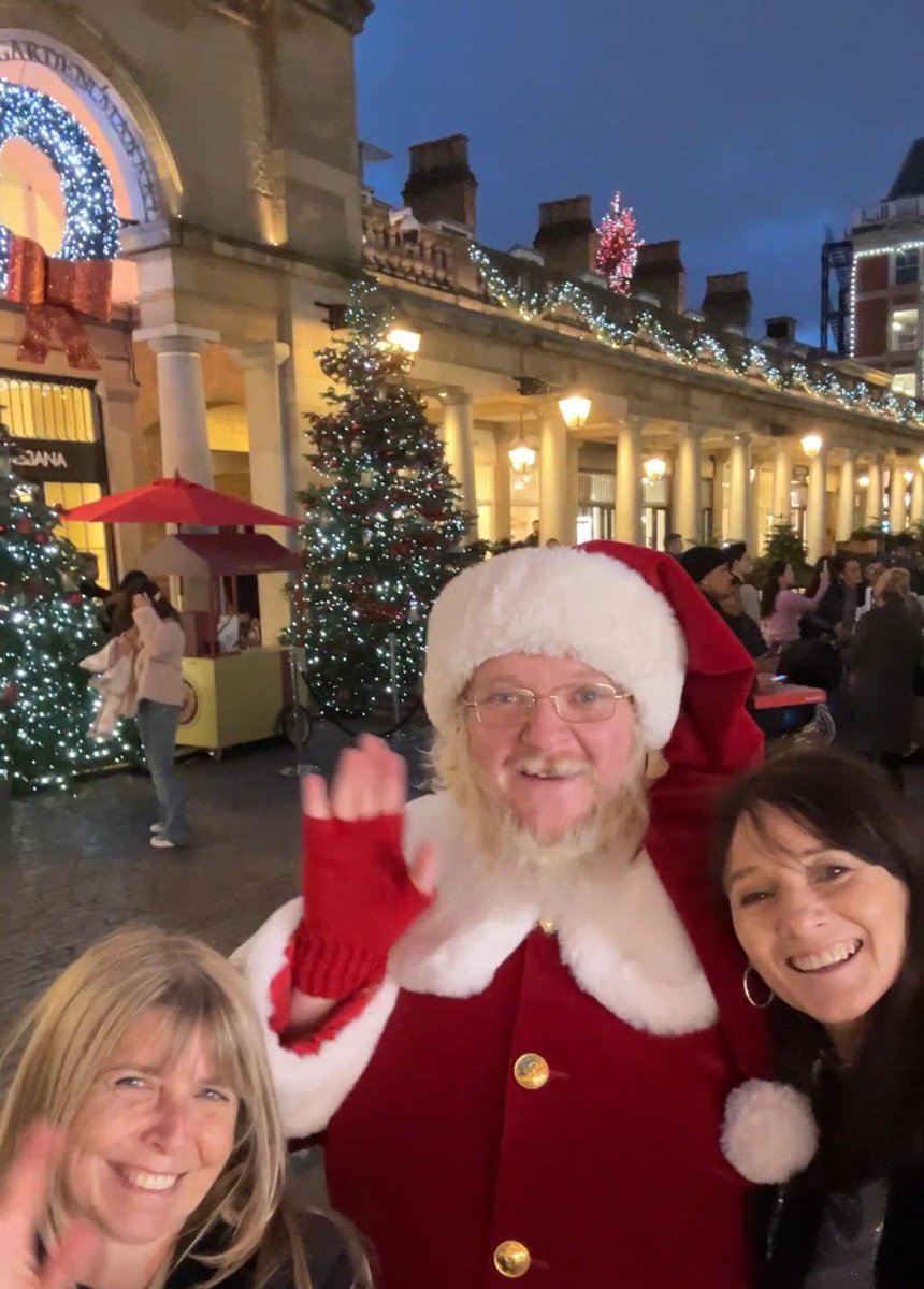 Thanks to <a href="/CHANEL/">CHANEL</a> for welcoming us for a few cheeky photos before our trip to <a href="/MammaMiaMusical/">MAMMA MIA!</a>, it was heaven scent! Thanks also to the main man - Father Christmas! A pleasure as always Santa Claus 🎅🎄❤️