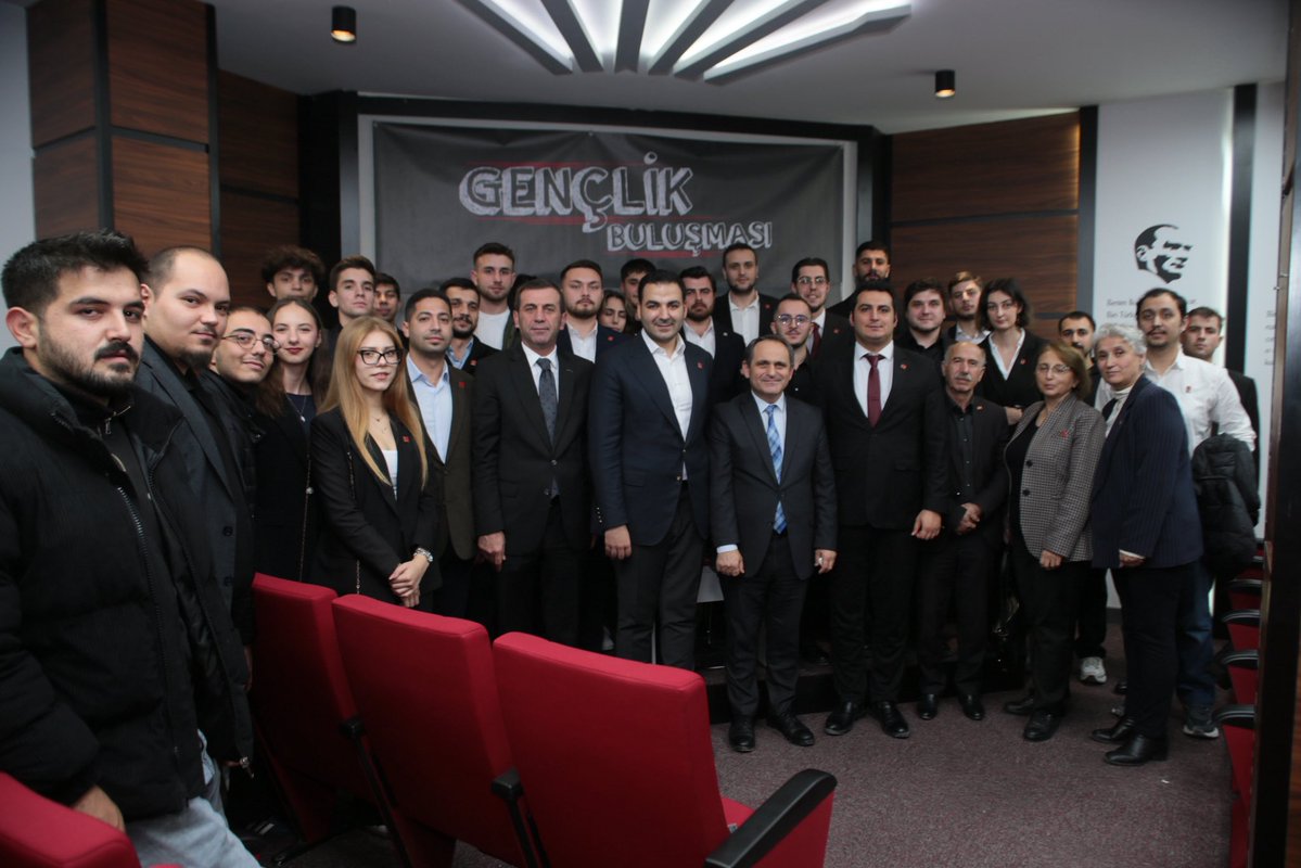 Sakarya'da üniversite öğrencileri ve topluluk temsilcileriyle Gençlik Buluşması'nda bir araya geldik.

Partimizin gençlik politikalarını arkadaşlarımızla konuştuk.

Gençlerin geleceğe umutla bakabildiği bir Türkiye için var gücümüzle çalışmaya, sesimizi yurdun dört bir yanında