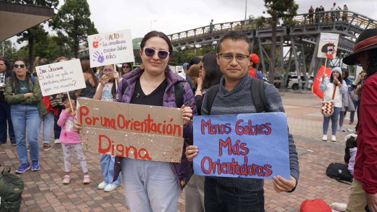 La <a href="/adebogota/">ADE 🇵🇸</a> se moviliza a esta hora la Avenida 26 frente a la Secretaría de Educación Distrital, con la presencia del Comité Ejecutivo de Fecode, para denunciar y rechazar las políticas de la Alcaldía de Galán en contra de la educación pública en Bogotá. No más imposición de