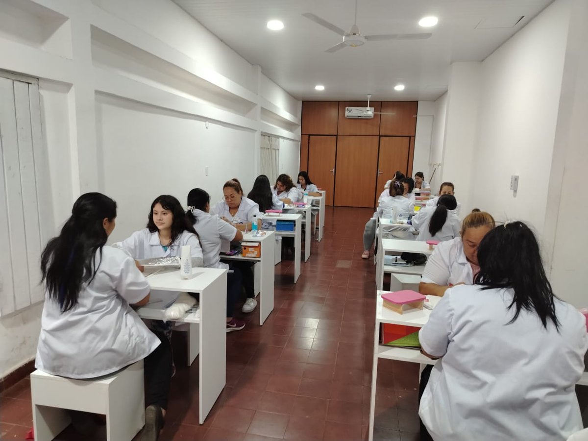 Curso de manicurista y pedicurista en la seccional N° 371/2 de Villa Elisa. 

Un total de 25 mujeres son beneficiadas con el curso de pronta salida laboral de manera gratuita e incluye materiales, certificado y kits. Esta actividad se realiza con el apoyo de la SINAFOCAL.