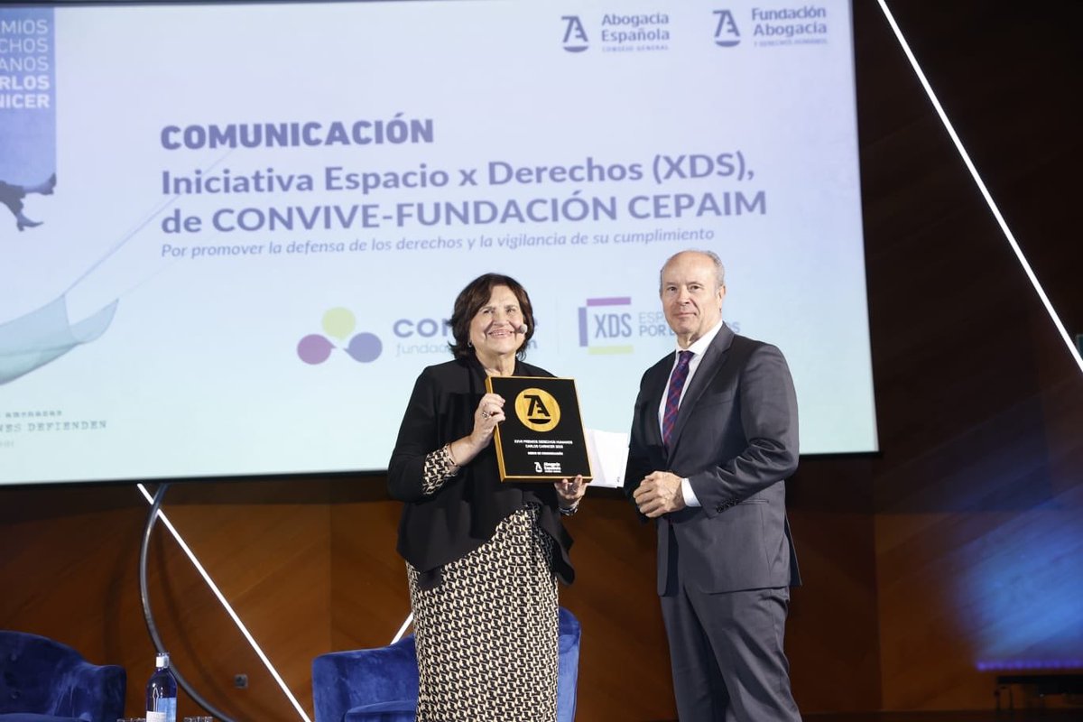 Abogacia_es's tweet photo. @istbarosu @FundacionCepaim Entrega el premio @Jccampm, magistrado del Tribunal Constitucional. Recoge el premio Rosalía “Sali” Guntín, vicepresidenta primera del patronato de Convive- Fundación CEPAIM. https://t.co/orZfsWjCOP