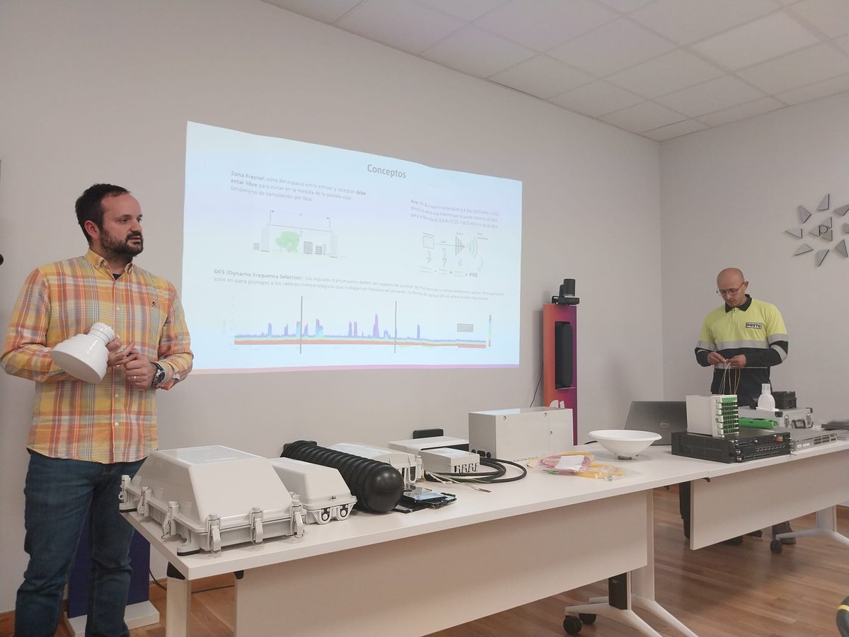 📍 Visita del alumnado de Ingeniería de Telecomunicación a las instalaciones del Grupo Pitarch y Oeste Digital, donde pudieron conocer de cerca el trabajo y las infraestructuras de #fibra óptica #FTTH.