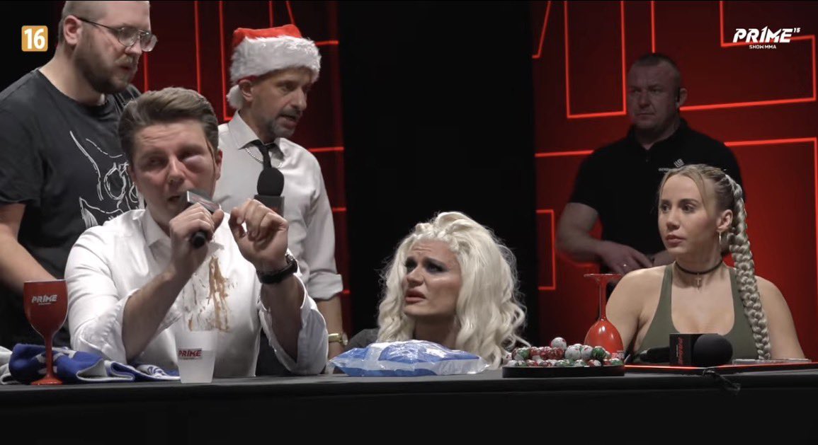 Ochlokracja - rządy motłochu, zwyrodniała forma demokracji, w której władza jest sprawowana bez żadnych struktur i zasad prawnych, bezpośrednio przez niezorganizowany i ulegający emocjom tłum.