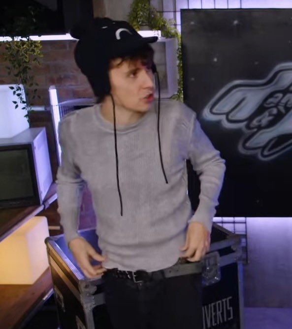 pinofdnp's tweet photo. the hat and not knowing how a belt works welcome back danisnotonfire https://t.co/ZUMlqyE37o