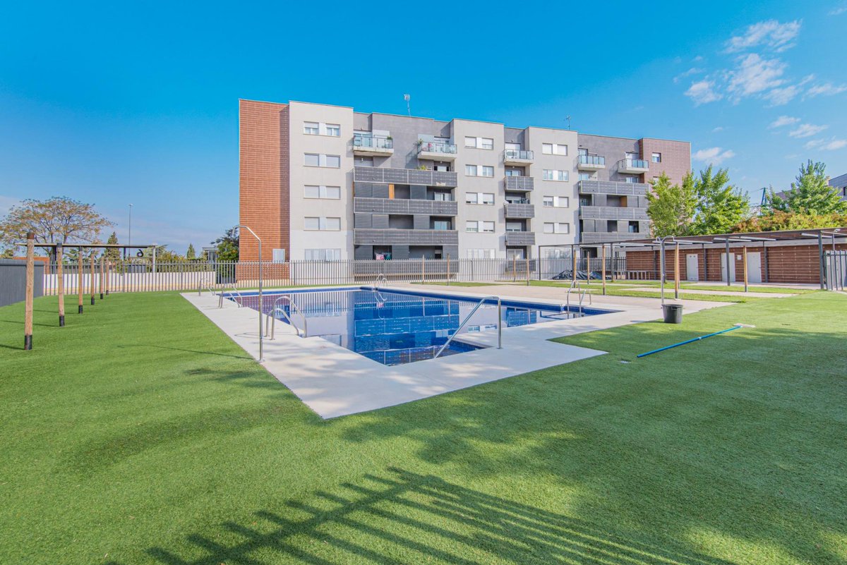 InHouseArmilla's tweet photo. Excelente piso en #Alhendín, a 10 minutos de #Granada, a 5 del Centro Comercial Nevada... 

Además, dispone de zonas comunes con pérgolas, piscina, parque infantil... 🧐👇

https://t.co/qBpOd16xbe https://t.co/m1NoUsMsr4