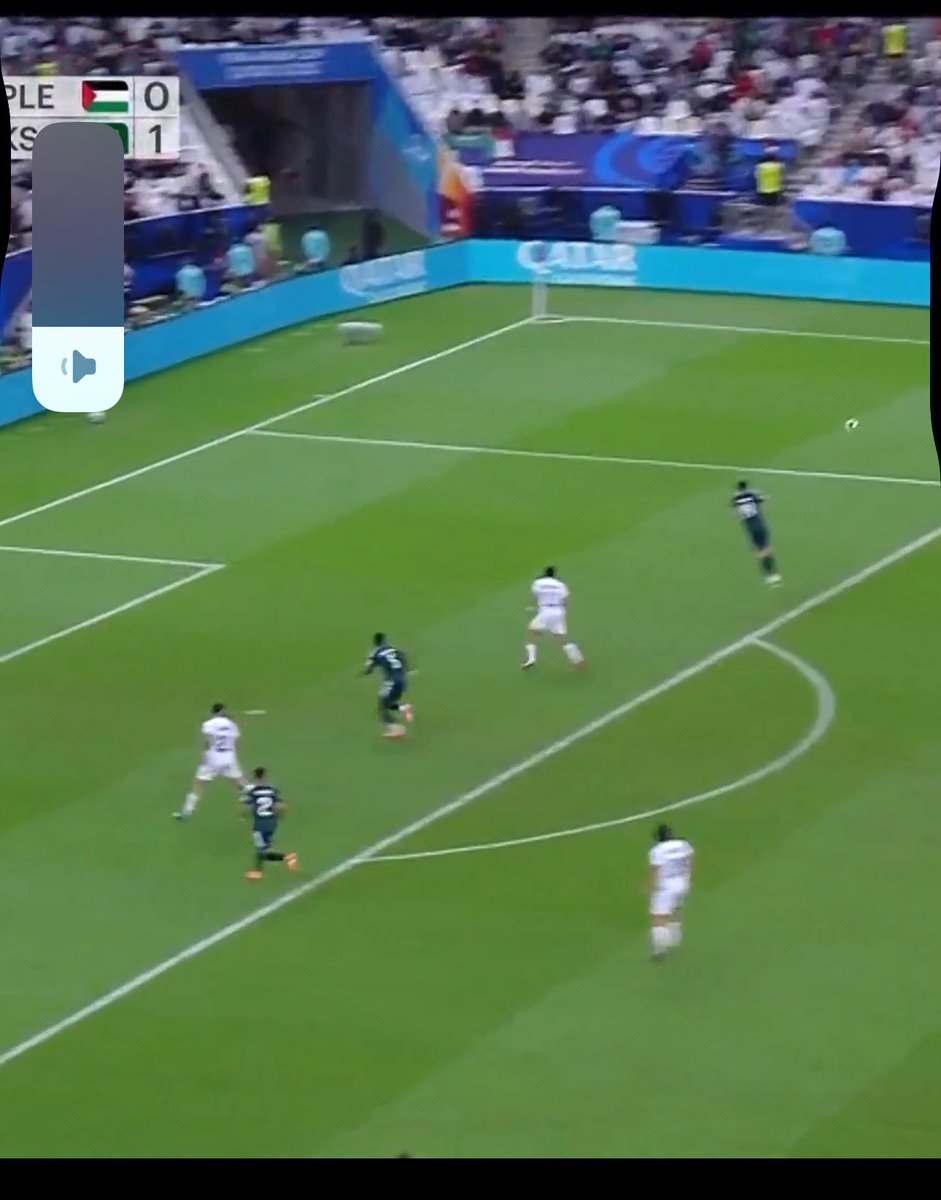 #فلسطين_السعودية  ثلاث مدافعين واحد ادلخ من الثاني