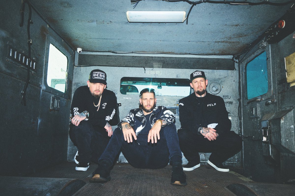 Revolvermag's tweet photo. AVENGED SEVENFOLD and GOOD CHARLOTTE in conversation — talking DIY ethos, longevity and an artist-first future.

Read our Fall 2025 Issue cover story https://t.co/1S8KITq1Ep https://t.co/yAGnnfQZdr
