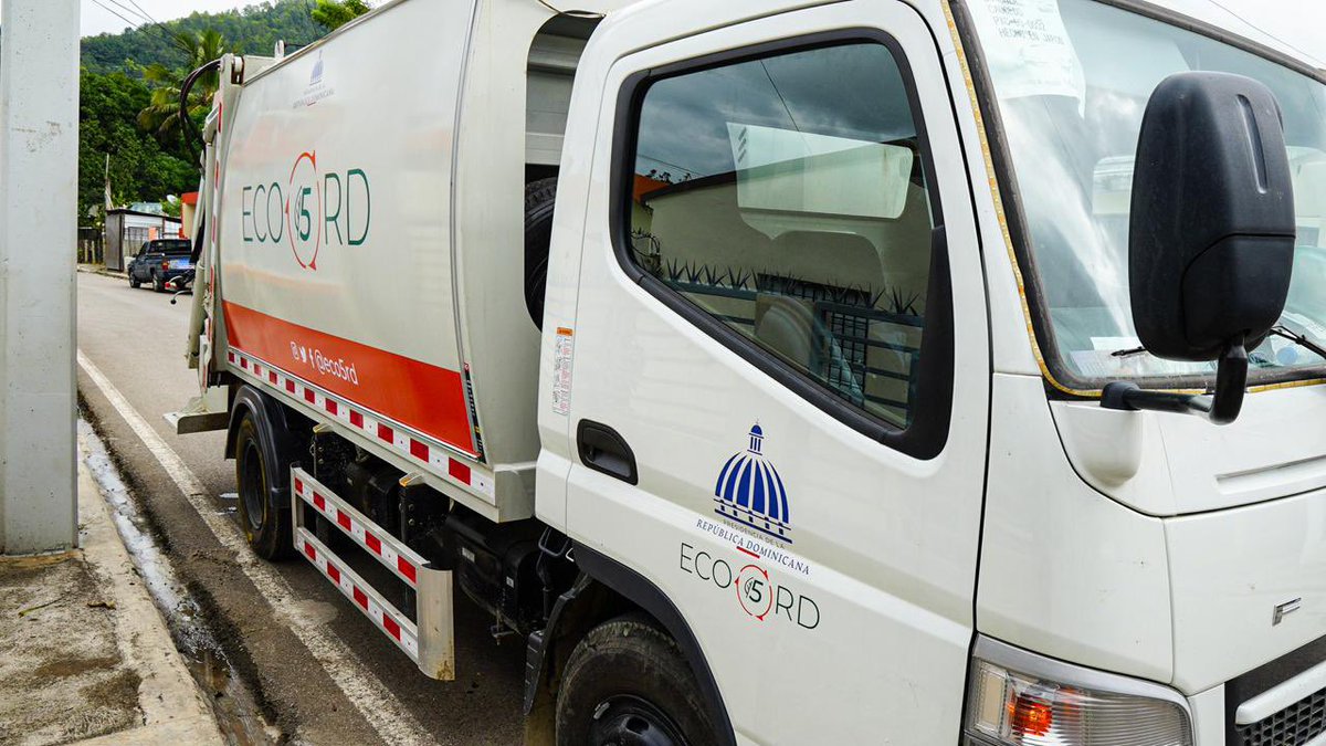 Eco5Rd's tweet photo. Bonao avanza… y la Navidad comienza a sentirse en cada rincón. 🚛✨ https://t.co/QbL6Wn4hKT