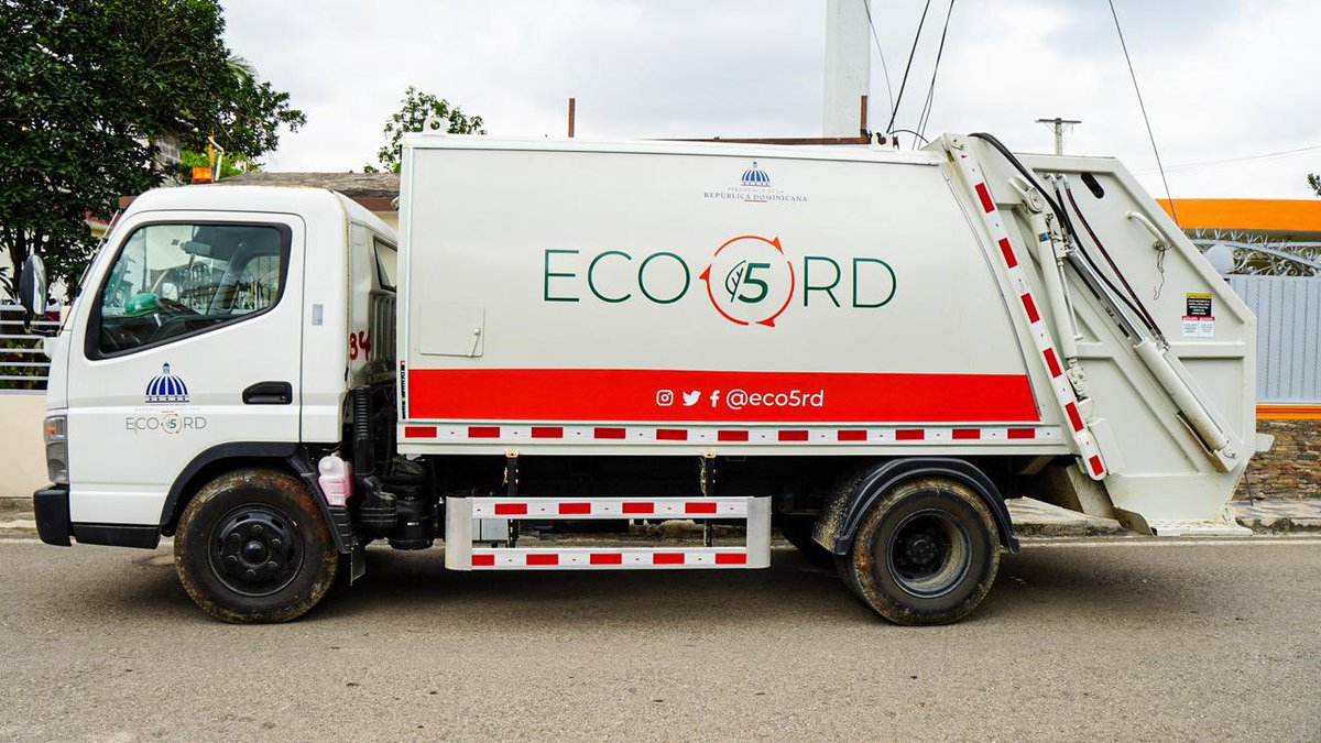 Eco5Rd's tweet photo. Bonao avanza… y la Navidad comienza a sentirse en cada rincón. 🚛✨ https://t.co/QbL6Wn4hKT