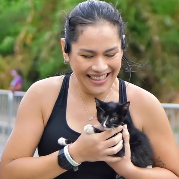 choquei's tweet photo. 🚨VEJA: Mulher corre maratona, encontra gatinho no caminho e corre 8km com ele no colo. Ao cruzar a linha de chegada, ela decidiu adotar o animal. https://t.co/UU1x9WX0CJ
