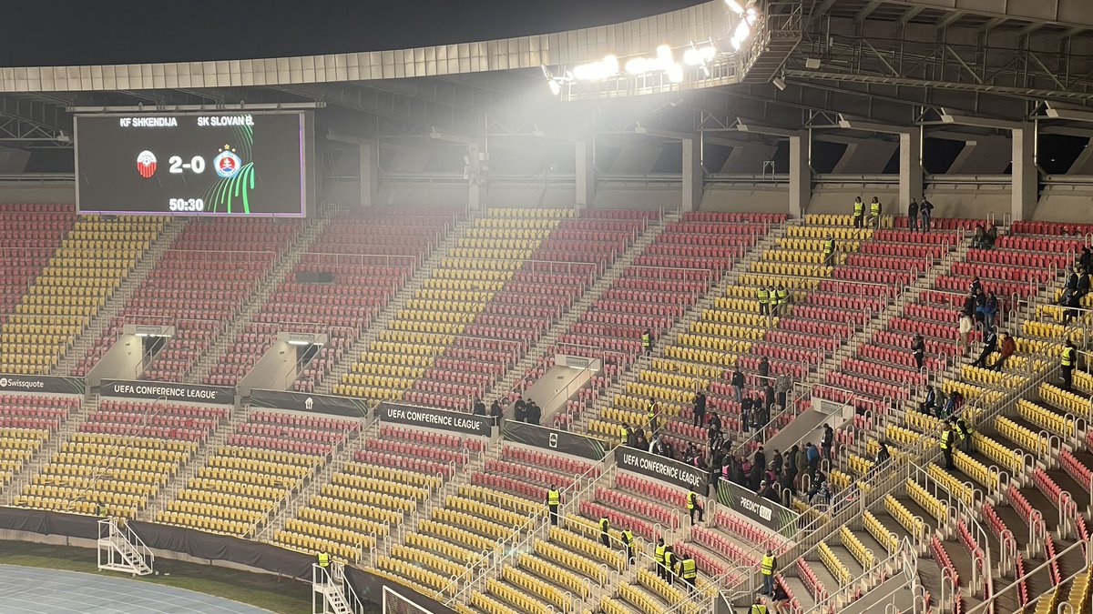 Fanúsikovia Slovana Bratislava odchadzaju zo svojho sektora v 50. min proti Škendji za stavu 0:2