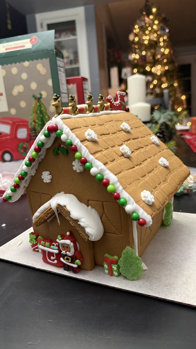 NessiesNotes's tweet image. Finally returning to #studytwt soon !! So excited to start studying again 😌 But heres the gingerbread house I made with my boyfriend ☺️🤍🎄🤶🏻 
+khloes big stretch under the tree 
#archivetwt #lifetwt