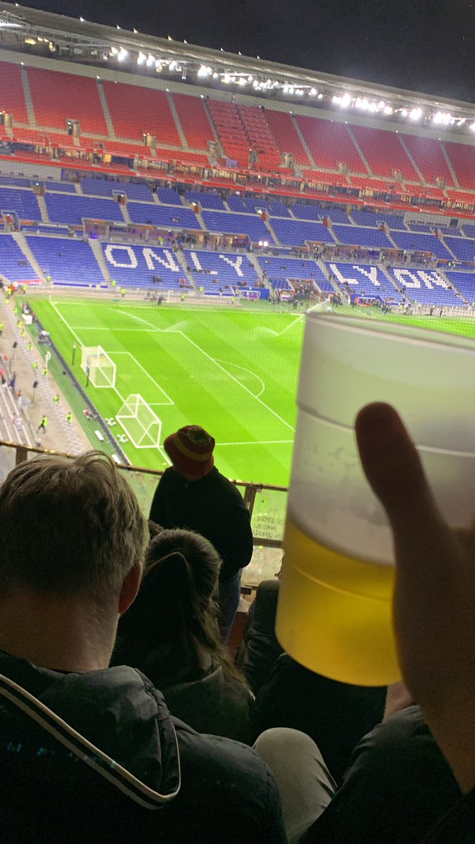 Aangekomen bij T stadion in lyon, biertje dr bij 

#olGAE #kowet