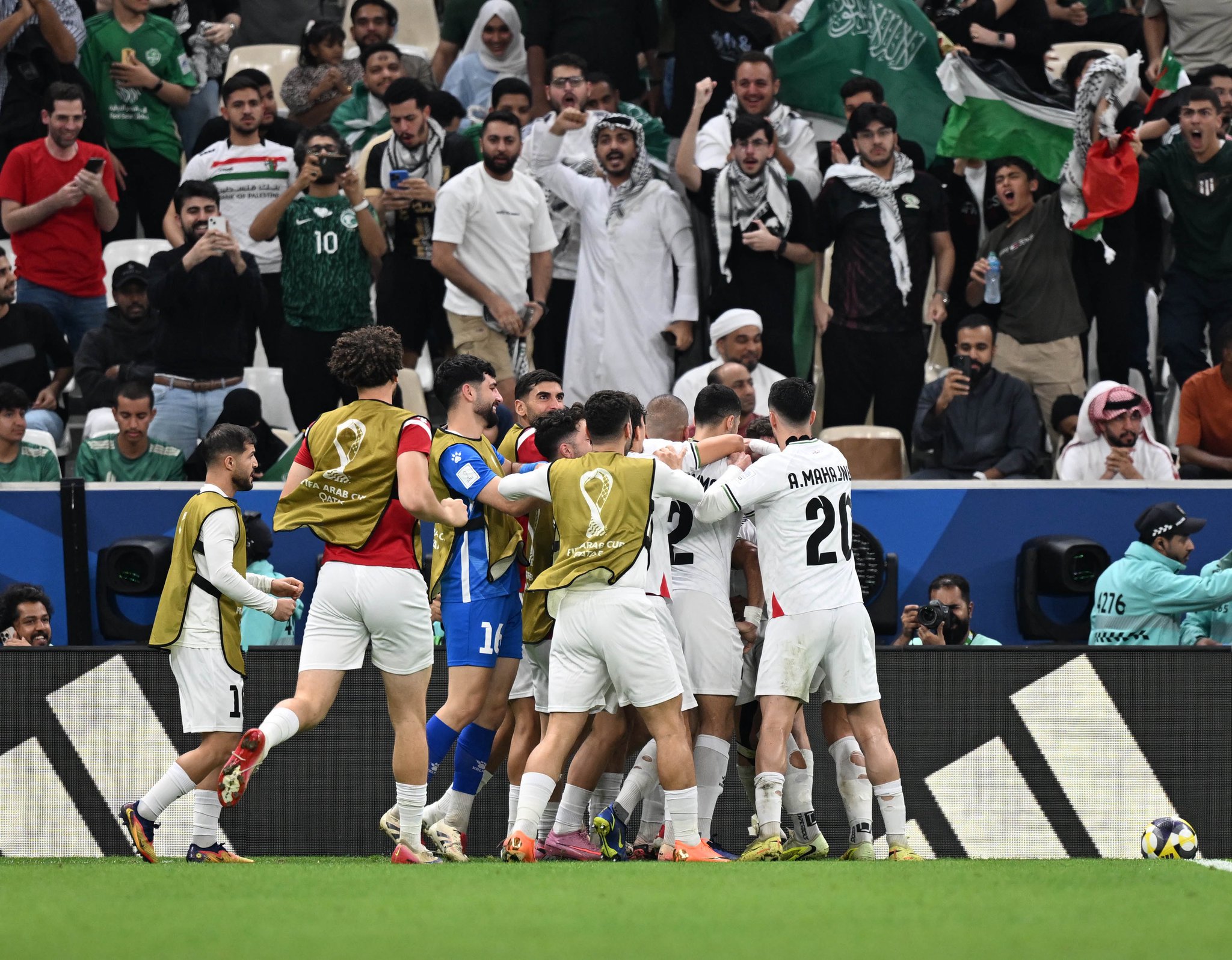 احتفالية منتخب فلسطين بهدف التعادل الذي سجله اللاعب عدي الدباغ 1-1. #السعودية_فلسطين 