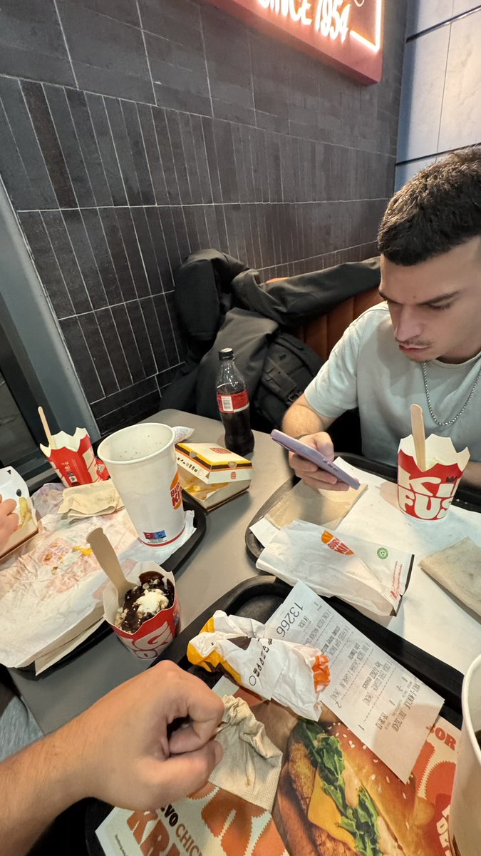 Haciendo tiempo a ver si no dormimos en el aeropuerto

Hora de llegada: 2:45 am

Número de retrasos acumulados del vuelo:  5