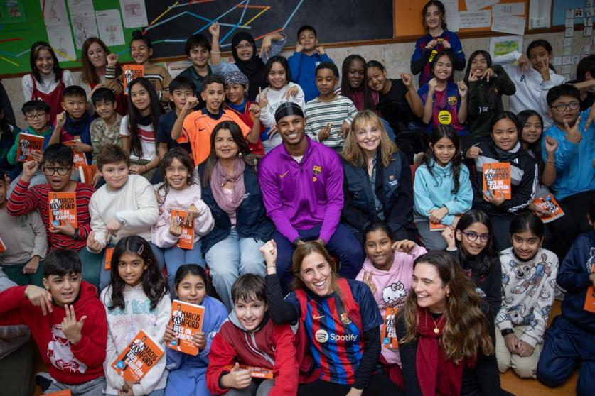 🚨 Earlier today, Marcus Rashford completed his first charity project in Barcelona.

• He has led major social initiatives in the UK, and now joined the Barça Foundation

• He visited a school to support programs for vulnerable children

• He gave a speech to their class, took