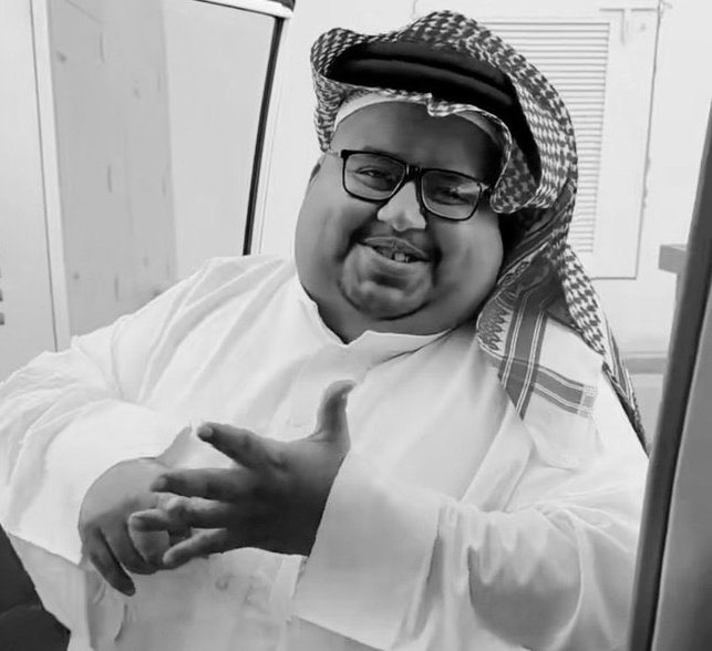 لا بعرفه ولا بعرف إسمه وأول مرة بشوفه بحياتي.
ولكن شفت الأخوة السعوديين عم يترحموا عليه وينشروا صورته. وباين عليه إنه كان إنسان طيب ومحبوب وكان يرسم البسمة على وجوه الناس.
لذلك، الله يرحمك يا أبو مرداع 🙏🏻