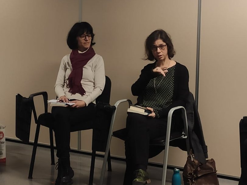 📚 Tanquem el 2025 del Club de Novel·la i + amb la visita de Carolina Moreno, traductora especialitzada en suec. Hem comentat "A la pell del llop", de Kerstin Ekman, i hem descobert un munt de curiositats sobre la societat i la cultura de Suècia. 
#Esparreguera #bibliotequescat