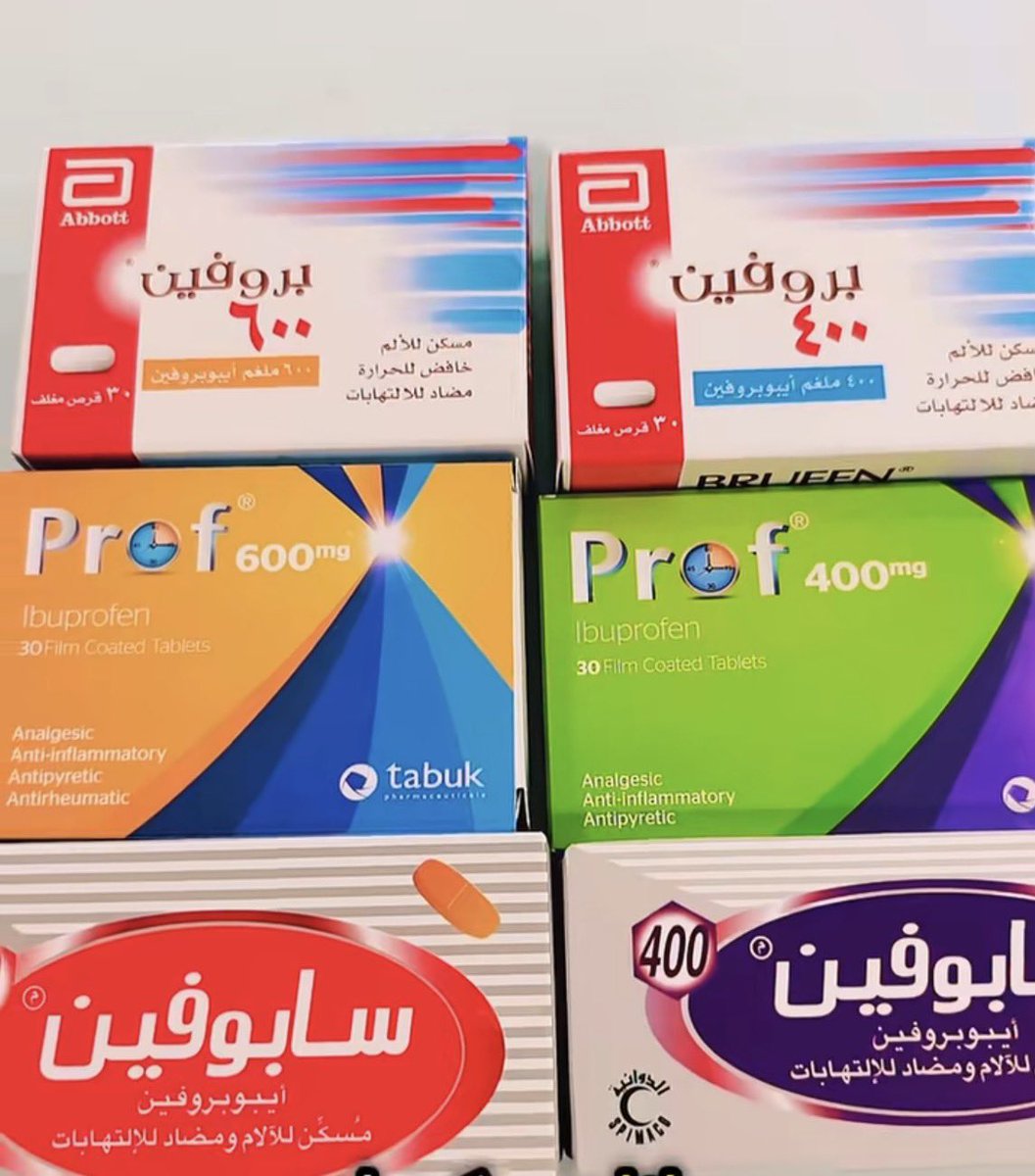 Ph_LamaAlghamdi's tweet photo. 🟦 تعرفون الفرق الحقيقي بين جرعات الإيبوبروفين 400 mg و 600 mg؟ كثير من الناس يعتقدون "اعتقاد شائع وغير دقيق" إن الجرعة الأعلى تعطي تسكين أقوى دائمًا. لكن إذا رجعنا لكلام الأطباء والمصادر المعتمدة في علم الأدوية، نلقى إن فعالية الإيبوبروفين في تسكين الألم توصل للحد الأعلى عند جرعة 400 mg، والزيادة بعدها غالبًا تعطي زيادة في التأثير المضاد للالتهاب أكثر من إنها تعطي تسكين أقوى. وهذي نقطة مهمة جدًا.

🔹 جرعة 400 mg 💊
وفق الممارسات المبنية على الدليل، جرعة 400 mg تعتبر الخيار الأول لمعظم الآلام مثل: 🔘 الصداع 🔘 آلام الدورة 🔘 ألم الأسنان 🔘 آلام العضلات الخفيفة (مثل بعد التمارين)
وهذه الجرعة تعطي Analgesic Ceiling Effect يعني: جرعة 400 mg غالبًا تعطي أقصى تسكين يستطيع الإيبوبروفين تقديمه، وزيادة الجرعة بعدها ما ترفع قوة التسكين بشكل ملحوظ. ولهذا السبب الأطباء يوصون نبدأ دائمًا بالجرعة الأقل.
✳️الجرعة: حبة كل 6 ساعات حسب الحاجة، بعد الاكل لتقليل تهيج المعدة.

🔹 جرعة 600 mg 💊
جرعة 600 mg لا تعطي تسكينًا أقوى من 400 mg، لكنها تفيد أكثر عندما يكون الألم مصحوبًا بالالتهاب.
لذلك يُستخدم الإيبوبروفين 600 mg في:
🔘 آلام المفاصل الالتهابية (مثل التهاب المفاصل الروماتويدي أو النقرس) 🔘 آلام الظهر الالتهابية 🔘 إصابات العضلات والالتواءات
💡 الجرعات الأعلى (600–800 mg) بوصفة طبية فقط لأنها تزيد احتمالية الأعراض الجانبية.

⚠️ ليش ما نرفع الجرعة مباشرة لـ 600 mg؟
لأن زيادة الجرعة ترتبط بزيادة احتمالية ظهور الآثار الجانبية. لهذا تعتمد التوصيات الطبية على: "نبدأ بأقل جرعة فعّالة، ثم نرفعها فقط إذا استدعت الحالة."

🟥 موانع الاستعمال والتحذيرات الأساسية للإيبوبروفين
❌ موانع الاستخدام:
💢حساسية للإيبوبروفين أو أي من أدوية NSAIDs
💢قرحة معدية نشطة أو نزيف معدي
💢قصور كلوي أو كبدي متوسط إلى شديد
💢فشل القلب الشديد
💢الحمل:🤰
🔘الثلث الثالث: ممنوع تمامًا (خطر انغلاق القناة الشريانية للجنين)
🔘الثلث الأول والثاني: يمكن استخدامه بحذر فقط تحت إشراف طبي
⚠️ تحذيرات مهمة:
🔘قد يرفع ضغط الدم مع الاستخدام الطويل
🔘يزيد خطر النزيف المعدي
🔘قد يؤثر على وظائف الكلى خاصة مع الجفاف أو الاستخدام المزمن
🔘قد يسبب احتباس السوائل ويزيد أعراض القلب

🔸 الحد اليومي الآمن للبالغين
للاستخدام بدون استشارة طبية (OTC): لا يُنصح بتجاوز 1200 mg في اليوم.
جرعات أعلى (حتى 2400–3200 mg/اليوم) تعتبر جرعات وصفية تُستخدم تحت إشراف طبي في حالات التهابات مزمنة أو ألم شديد، وتحتاج متابعة.

🔵 خلاصة:
💊 الإيبوبروفين له سقف لتسكين الألم عند 400 mg. 💊 جرعة 600 mg تفيد أكثر في تقليل الالتهاب وليس رفع التسكين. 💊 الجرعة الأعلى = آثار جانبية أعلى. 🩺 الاختيار الصحيح يعتمد على حالة المريض وليس “قوة الجرعة”.
