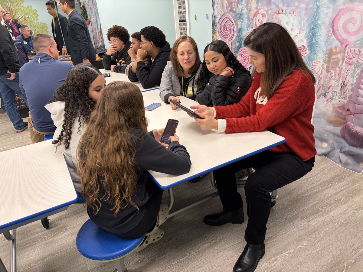 Governor Kelly Ayotte tweet media