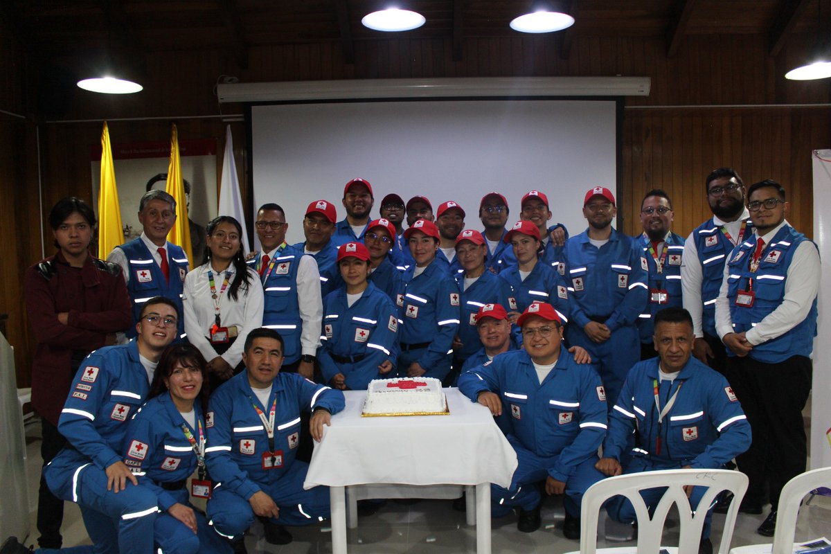 voluntariadocrc's tweet photo. El 6 de diciembre, la Cruz Roja Nariño certificó a 15 nuevos Voluntarios Socorristas 🎓. Tras su formación en Doctrina, Gestión del Riesgo y acción humanitaria, están listos para apoyar a las comunidades 🤝🚑.

#CruzRojaColombiana #Voluntariado #Socorristas #Nariño https://t.co/VEOHajzXAE