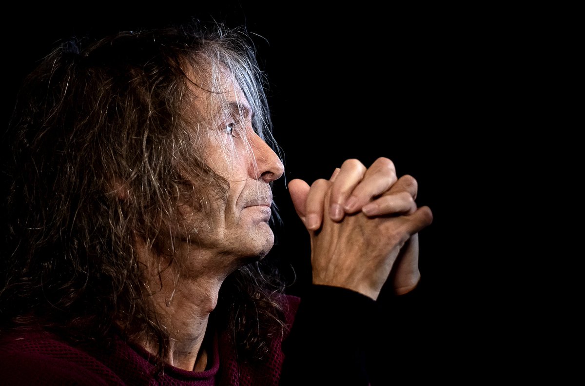 Hay que ser más que miserable para usar la imagen y la música de Robe Iniesta (Extremoduro) -en el día de su fallecimiento-como fondo de un editorial periodístico contra Pedro Sánchez.
Lo hizo anoche <a href="/AntonioRNaranjo/">Antonio Naranjo</a> en <a href="/telemadrid/">Telemadrid</a>.
Hay que ser miserable.