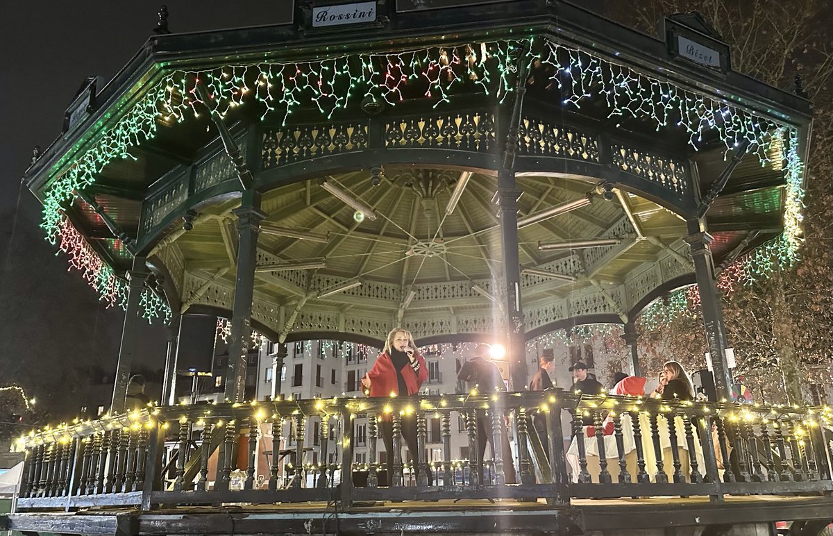 Dans le cadre de la saison espagnole actuellement à Laval, la ville jumelle de Gandia a ouvert un chalet au marché de Noël. Le maire Florian Bercault l’a inauguré avec une adjointe au maire de Gandia Ludivine Gil Clement. Prestation remarquée de la soprano Montse Bermùdez